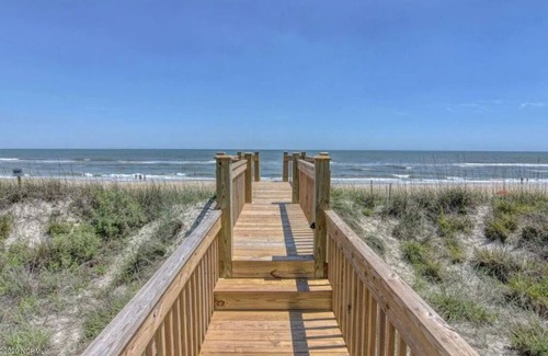 McCutcheon Field House | Spacious Oceanfront | Sleeps 30!n
