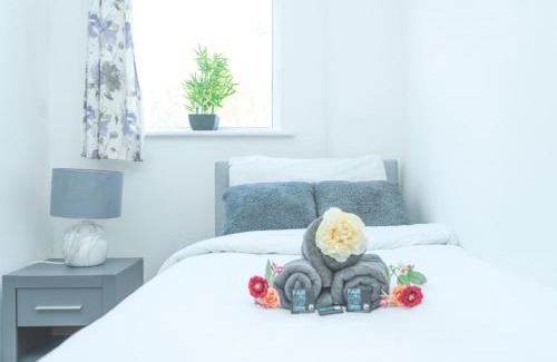 Leigh Other | Spacious Pad - Close to Sports Village, Leigh Market, Mesnes Park - Parking - Wifi