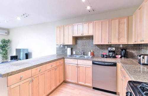 University South Apartment | Spacious Palo Alto 2BR w/Laundry, nr Shopping Center, by Blueground