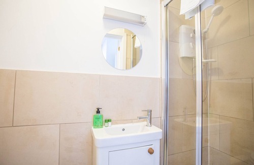 Oxford Apartment | Spacious, Pet-friendly 1DBL Bed by South Park