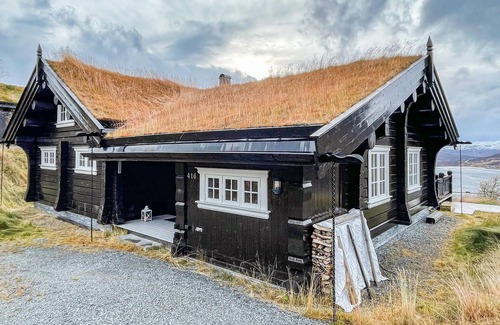 Tyinkrysset House | Spacious, pretty log cabin with sauna and fantastic panoramic view of the mountainous surroundings.