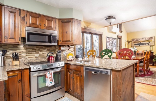 Killington House | Spacious Private 4 Bedroom - 3 Bath house 5 min to skiing, biking, hiking, golf.