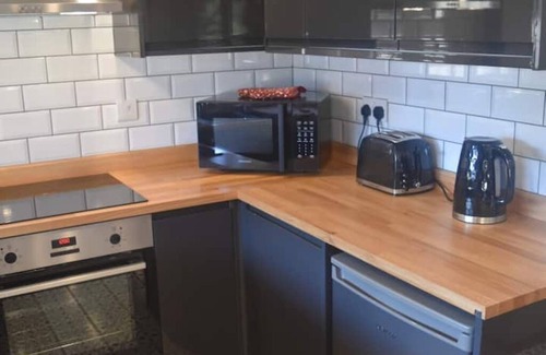 Kings Langley Apartment | Spacious Private Garden Studio