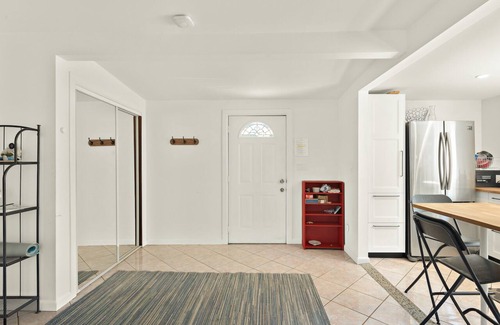Venice Apartment | Spacious, Private Studio w/Garden & Kitchen