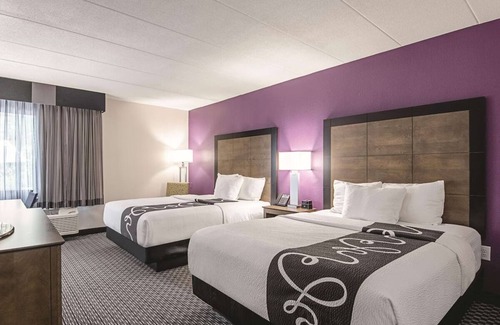Oakdale Hotel | Spacious Queen Suite, La Quinta, Shuttle Service, Minutes to The Arts District
