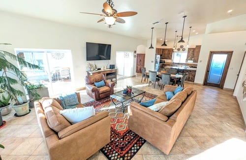 Cochise House | Spacious ranch house with 2 private hot tubs