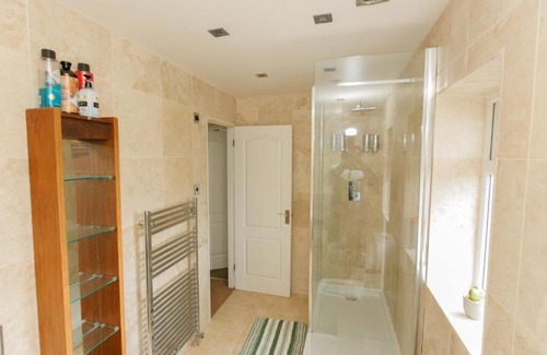 Norwich House | spacious, relaxing home with garden access