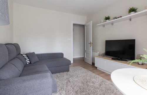 Logrono City Centre Apartment | Spacious & Renovated 2BR Apt with Parking, Near Calle Laurel, Logroño