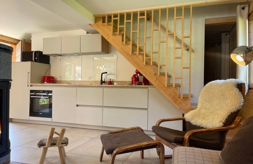 Samoens Ski Chalet | Spacious Renovated Chalet Near Shops, Ski Bus & Lake! Sleeps 8, Pet-Friendly, Garage Included