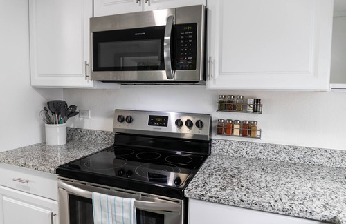 Fort Myers House | Spacious Retreat for the whole family, Pet-Friendly, Near Downtown!
