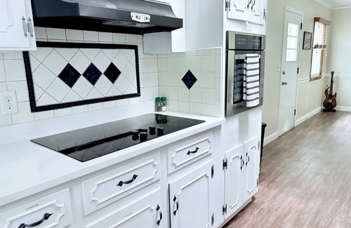Greensboro House | Spacious Retro Inspired & Pet Friendly Home Near Wet N Wild
