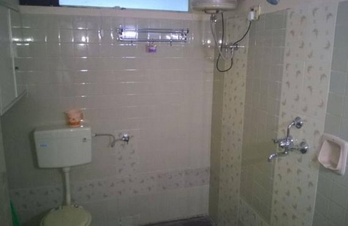 Adarsh Nagar House | Spacious room in a pleasant area