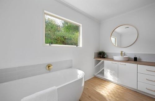 Browns Bay House | Spacious room in Browns Bay