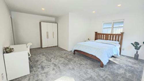 Browns Bay House | Spacious room in Browns Bay