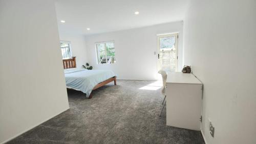 Browns Bay House | Spacious room in Browns Bay
