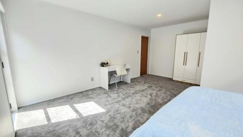 Browns Bay House | Spacious room in Browns Bay