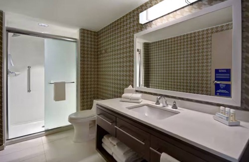 Wichita Hotel | Spacious Room Near Entrust Bank Arena – Ideal for Sports Enthusiasts