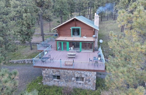 Greer Cabin | Spacious Rustic Log Cabin