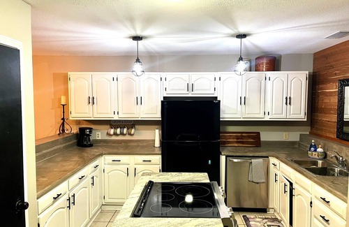 Cedar Creek House | Spacious rustic retreat with fireplace, outdoor ambiance close to hiking trails.