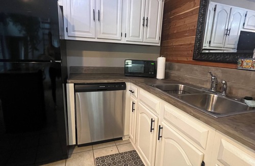 Cedar Creek House | Spacious Rustic Retreat with Animals. Sleeps 10. Close to COTA & Bastrop