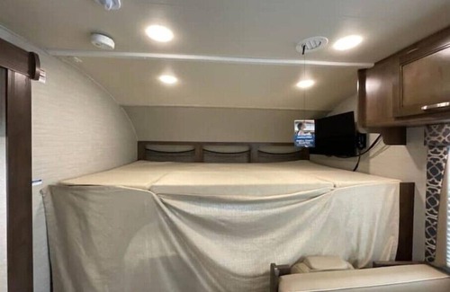 Pella House | Spacious RV - Open Tulip Time