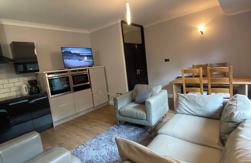 Benfleet Apartment | Spacious self-contained 2-bed apartment with a fully equipped kitchen dinner.