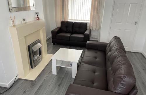 Leigh Apartment | Spacious semi detached house