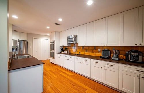 Northview Hills House | Spacious Serene Oasis -15mins to the Domain, 20mins to DT, Lake Travis