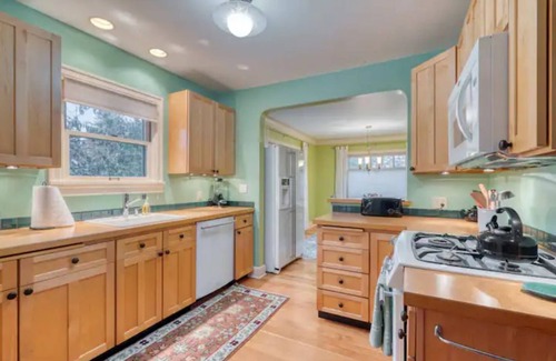 Cully House | Spacious & Serene w/Private Backyard + Treadmill!