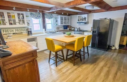 Bridgewater House | Spacious Ski Getaway by Woodstock, Killington