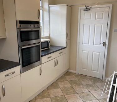 Mansfield House | Spacious, Sleeps 17, 3 bathrooms, Parking, Mansfield