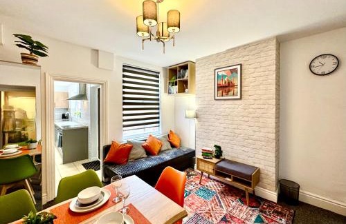 Nottingham House | Spacious Stay for 8 Work Trips or Breaks Parking