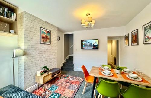 Nottingham House | Spacious Stay for 8 Work Trips or Breaks Parking