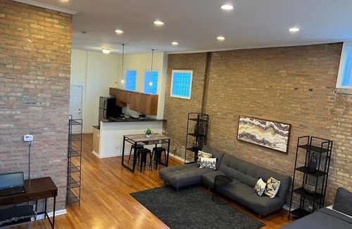 Woodlawn Apartment | Spacious Studio condo in Woodlawn. Steps from Hyde Park