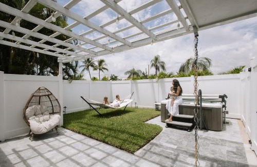 Coral Heights House | Spacious Studio in the Heart of FTL Hot Tub