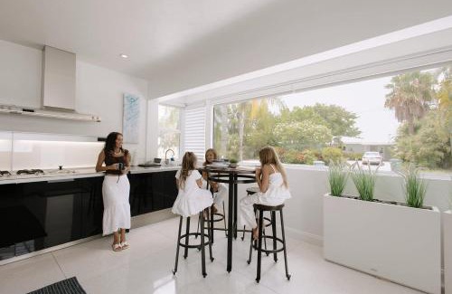 Coral Heights House | Spacious Studio in the Heart of FTL Hot Tub