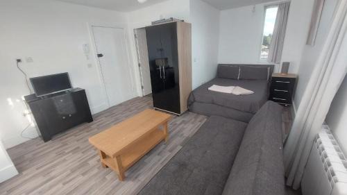 Maidstone Apartment | Spacious Studio Maidstone - Redecorated Oct 2023