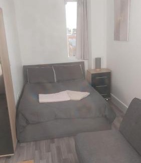 Maidstone Apartment | Spacious Studio Maidstone - Redecorated Oct 2023
