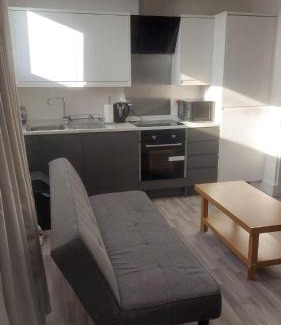 Maidstone Apartment | Spacious Studio Maidstone - Redecorated Oct 2023