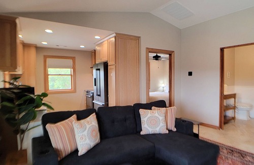 Medford House | Spacious studio near Jacksonville, WiFi, kitchen, balcony & spectacular views