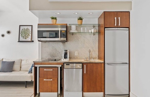 Miami Beach Condo | Spacious Studio *Rooftop Pool & Bar w/Ocean View