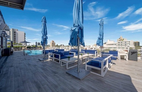 Miami Beach Condo | Spacious Studio *Rooftop Pool & Bar w/Ocean View