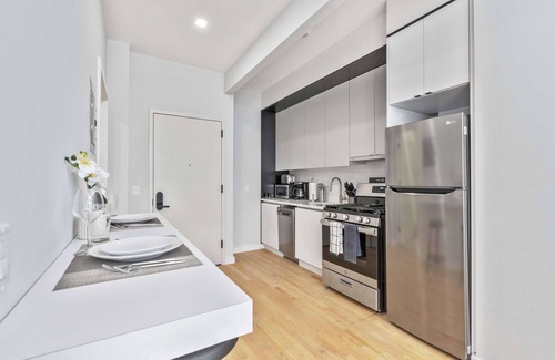 Central Park South House | Spacious Studio with Charming Juliet Balcony