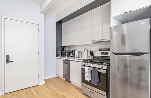 Central Park South House | Spacious Studio with Charming Juliet Balcony