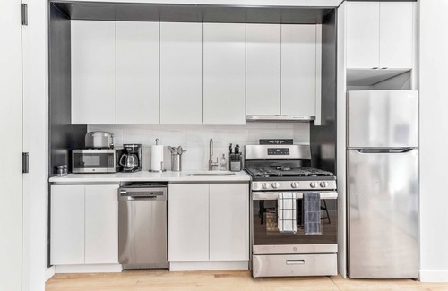 Central Park South House | Spacious Studio with Charming Juliet Balcony