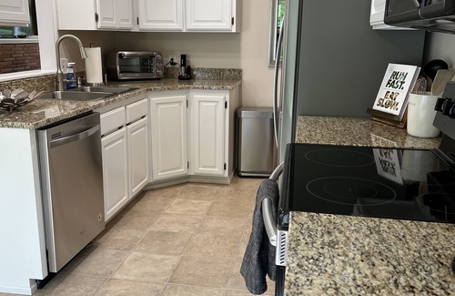 Harlow House | Spacious, Stylish, Quiet, Two Bedroom - Autzen/Oakway/Kid-Friendly