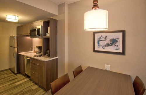 Flagami Hotel | Spacious Suite near Miami Airport with Kitchen & Breakfast | Outdoor Pool