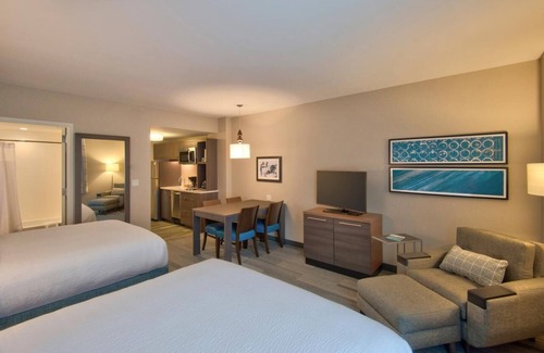 Flagami Hotel | Spacious Suite near Miami Airport with Kitchen & Breakfast | Outdoor Pool