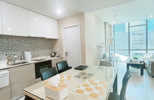 Khlong Toei Nuea Condo | Spacious Comfy Suite in the Heart of Bangkok