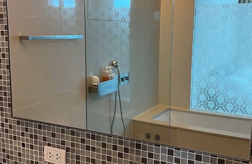 Khlong Toei Nuea Condo | Spacious Comfy Suite in the Heart of Bangkok